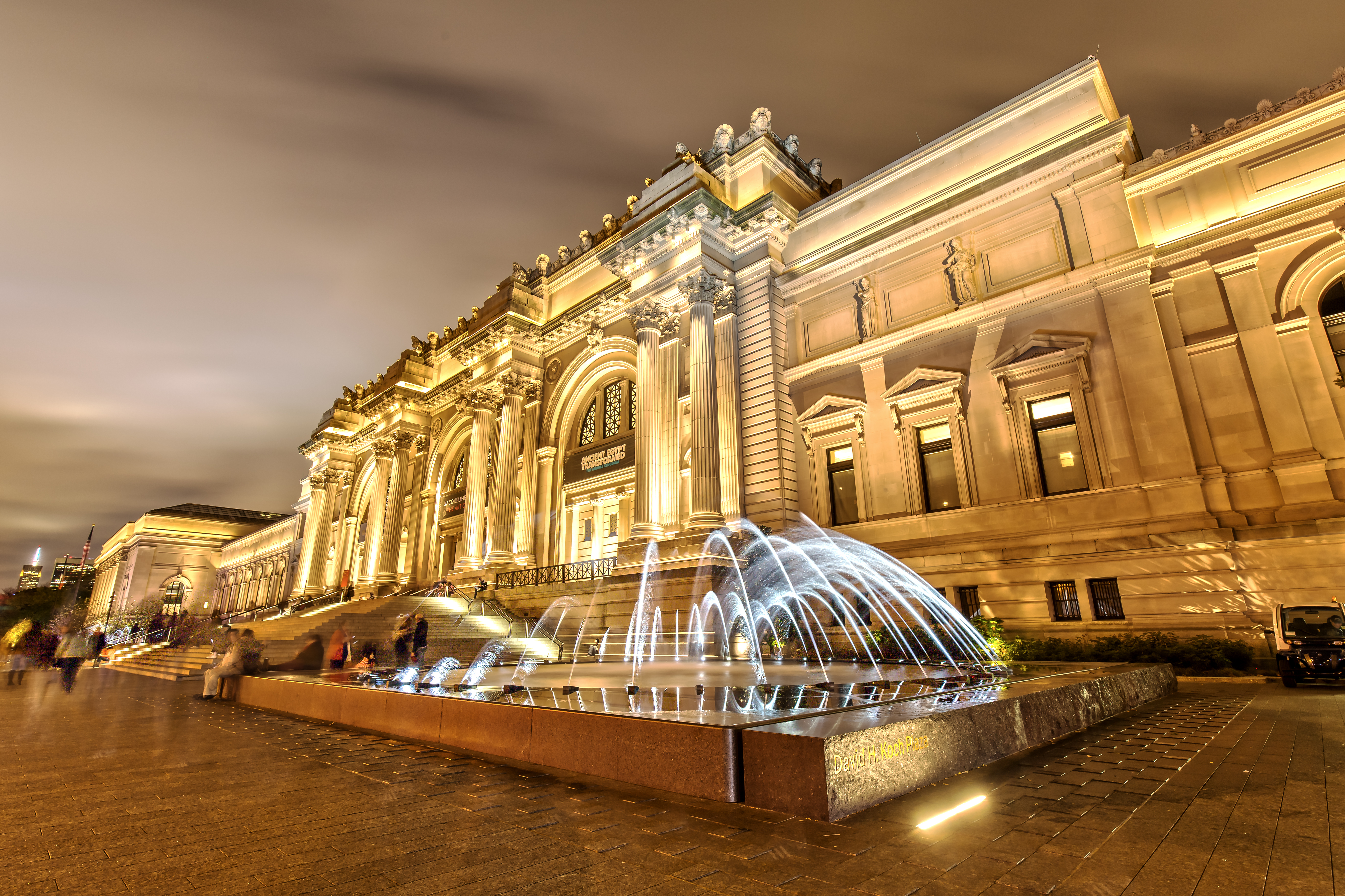 Metropolitan Museum of Art in New York City at night